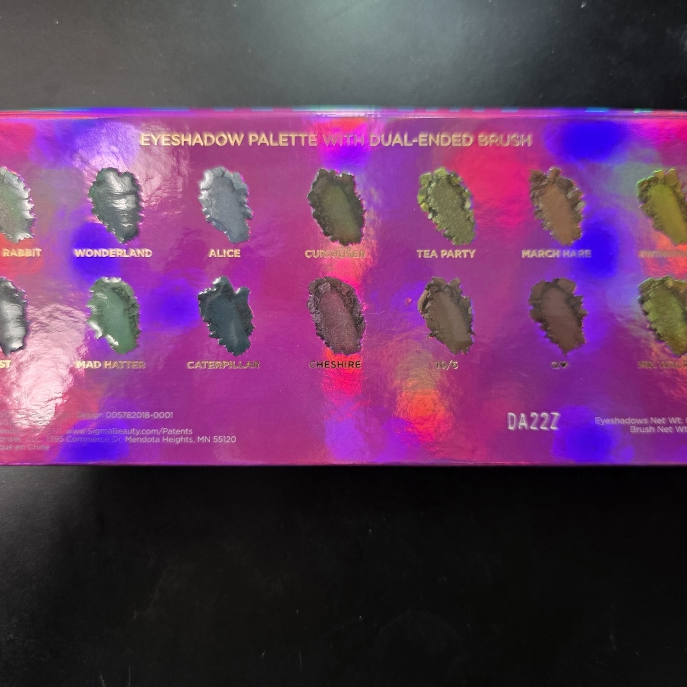 Alice in Wonderland Makeup Palette - Holographic Pink & Blue Packaging - Picture 3 of 5